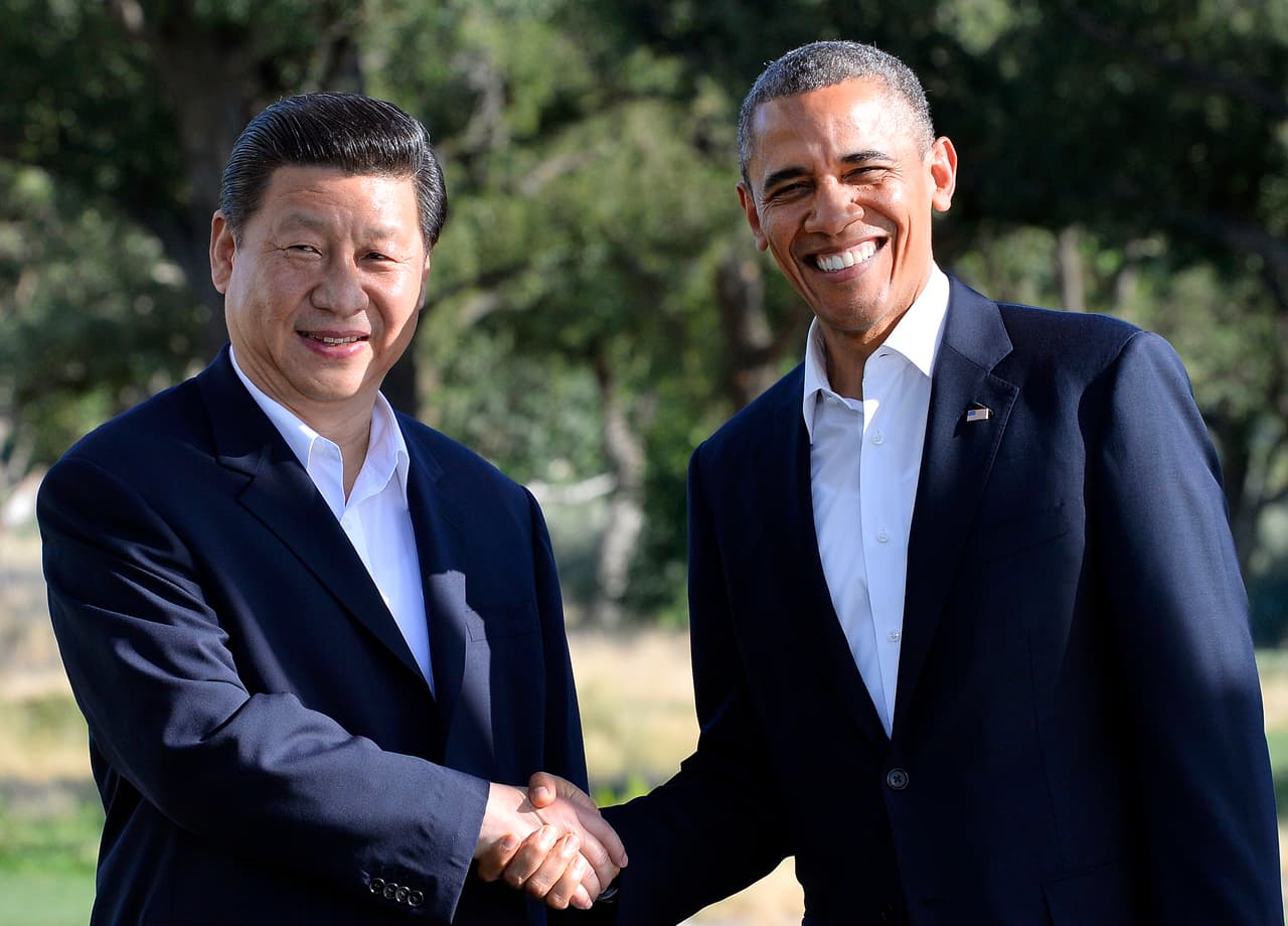 <b>2013, cumbre 'sin corbatas'. </b>Obama y Xi Jinping sostuvieron una cumbre en California, en junio de auqel año con el objetivo de 'relanzar' las relaciones bilaterales y bajar las tensiones. Ambos presidentes se comprometen a cooperar en asuntos bilaterales y globales, incluyendo cambio climático y Corea del Norte. Para bajar la formalidad del encuentro, ambos presidentes asistieron a la reunión sin corbatas y en "mangas de camisa", aunque para la foto recurrieran a las chaquetas.