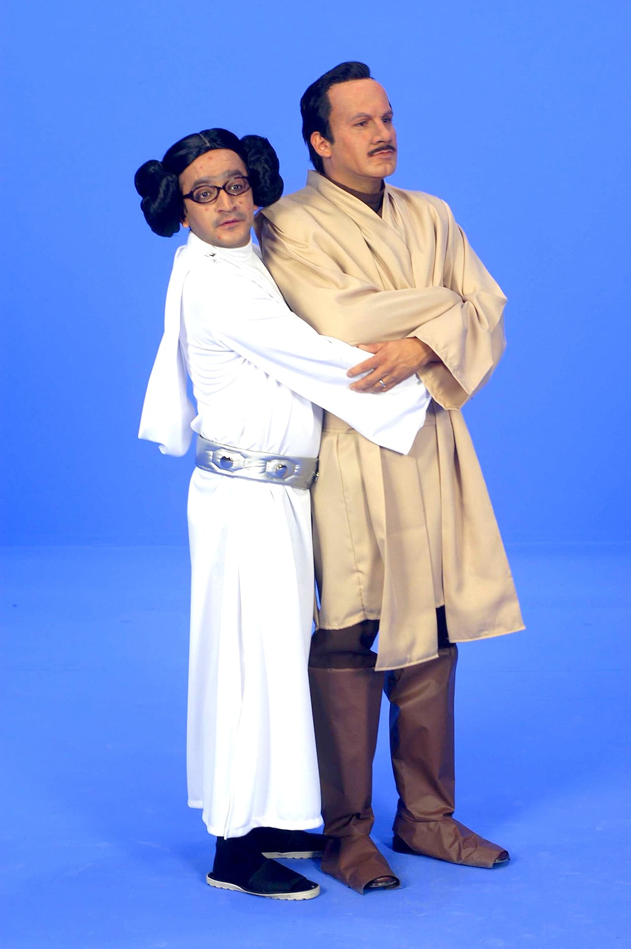 El actor dijo que pasó por 
<b><a href="https://www.univision.com/shows/despierta-america/arath-de-la-torre-confiesa-por-que-no-ha-ido-a-la-conquista-de-hollywood-como-otros-famosos-video" target="_blank">momentos de ansiedad</a></b> durante aquella época y fue gracias a la terapia que pudo superarlos. En la foto aparece a la derecha caracterizado como uno de los personajes que representó en 'La parodia'. 
<br>