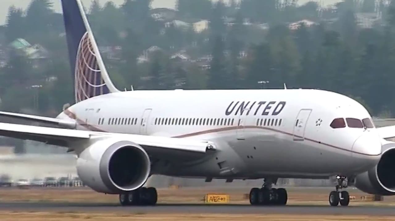 Noticias de negocios en 1 minuto: ¿United Airlines y American Airlines se fusionarán?