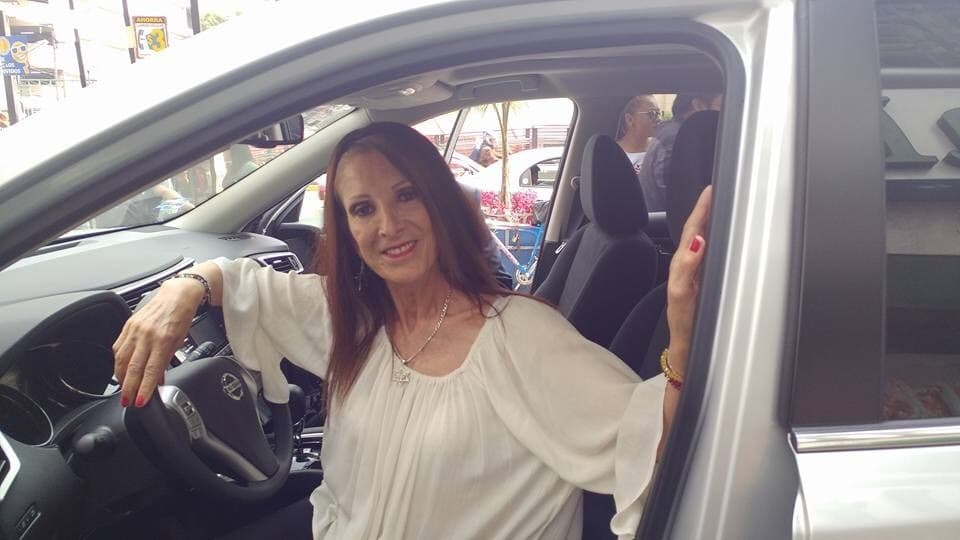 Viola está dispuesta a compartir su regalo con su hermana: “obvio, nos queremos pues somos hermanas, pero ella ya tiene camioneta. Pero con todo gusto le doy un aventón”, explicó.