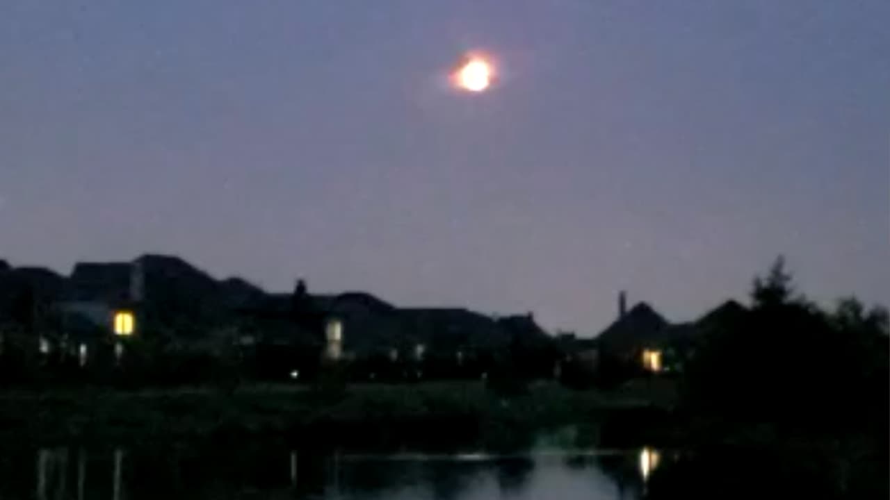 Aunque muchas personas están en sus casas para evitar el coronavirus, el universo nos regala esta hermosa imagen de nuestra luna.