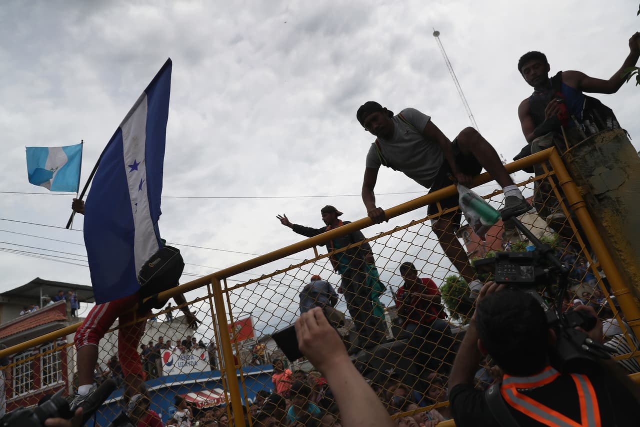 Parte de la caravana, que según autoridades mexicanas integran cerca de 7,000 personas, logró pasar a México y continuó su avance hacia el norte.