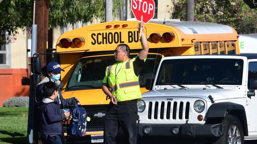 Planean una vuelta a clases con mascarillas y con horarios combinados entre la casa y la escuela