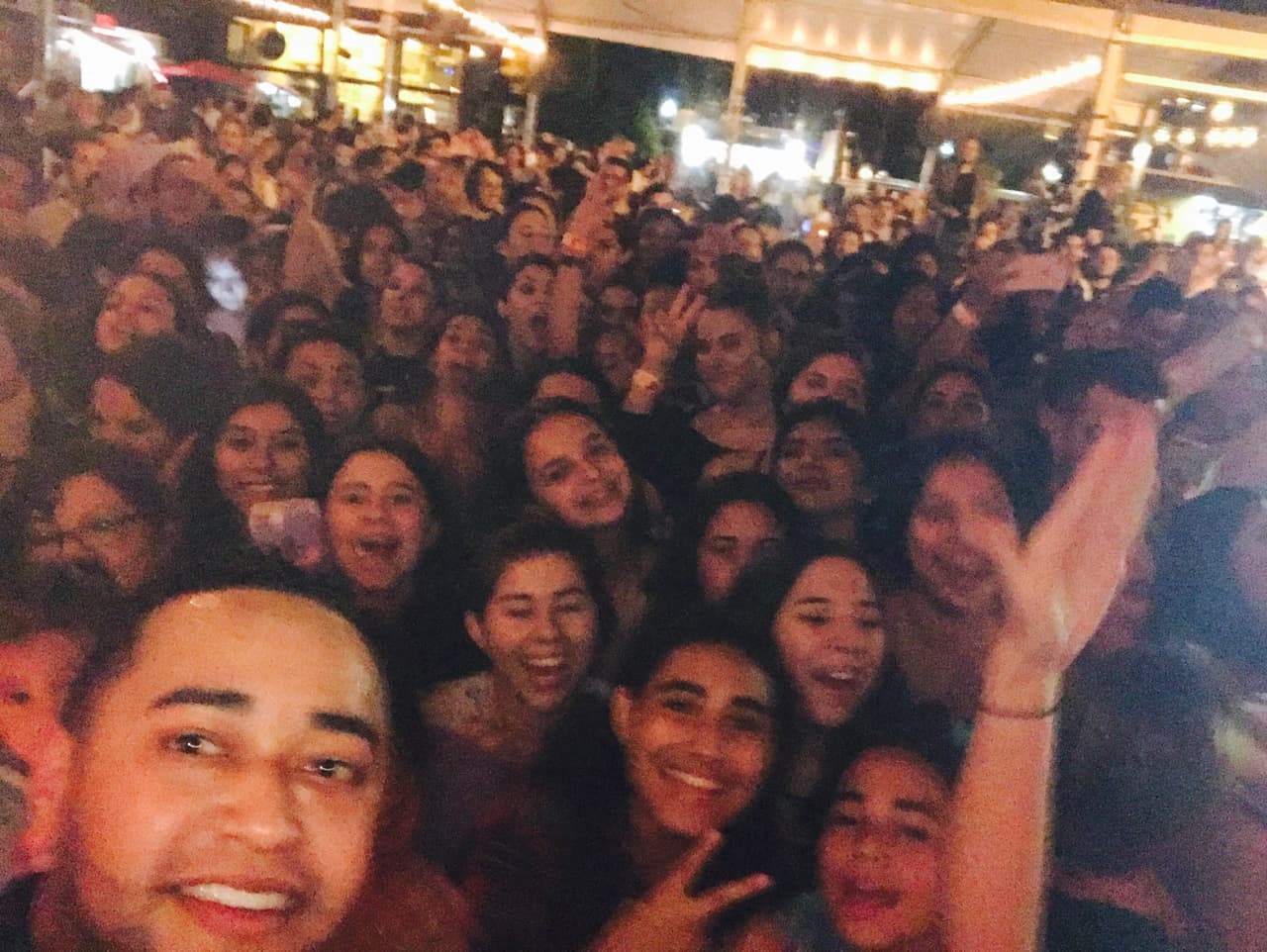 Gran cantidad de público se reunió alrededor del escenario, para ver de cerca y escuchar las canciones del 'boy band' del momento.