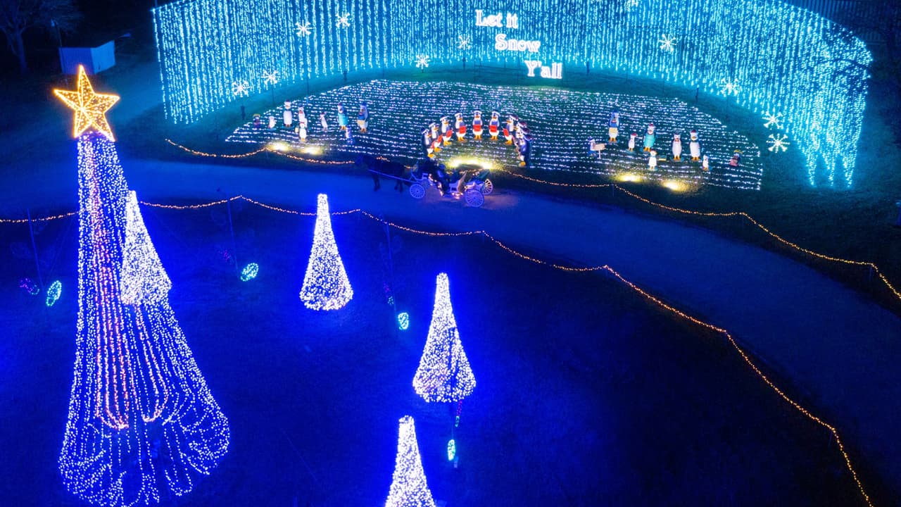 La atracción más conocida del pueblito es un recorrido por los alumbrados navideños.