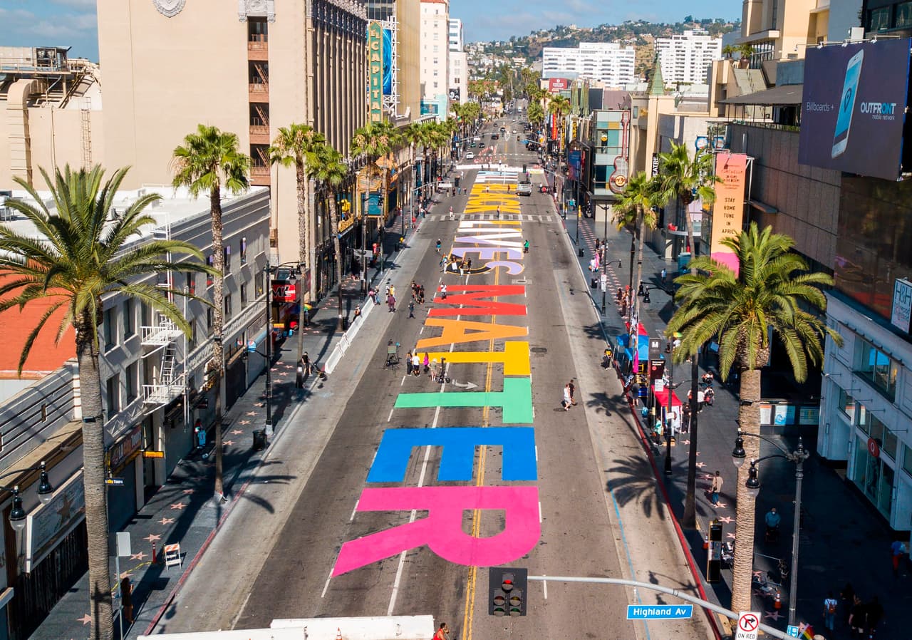 Las palabras "All Black Lives Matter" se ven pintadas en el Bulevard Hollywood antes del inicio de una marcha de solidaridad entre las comunidades LGBTQ y Black Lives Matter este domingo en Hollywood California. Las protestas continúan contra el racismo y la brutalidad policial en todo el país a raíz del asesinato de George Floyd por la policía de Minneapolis.