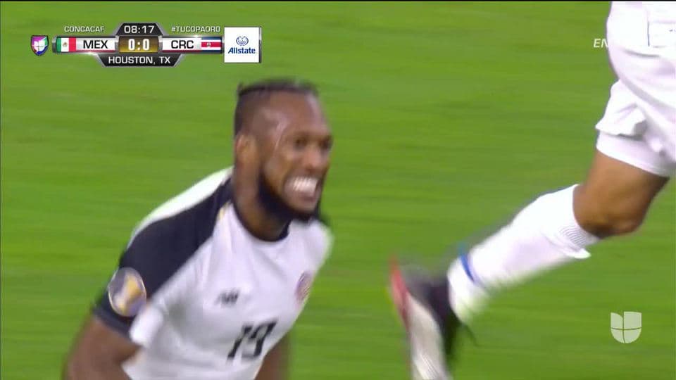 Tiro desviado de Kendall Waston