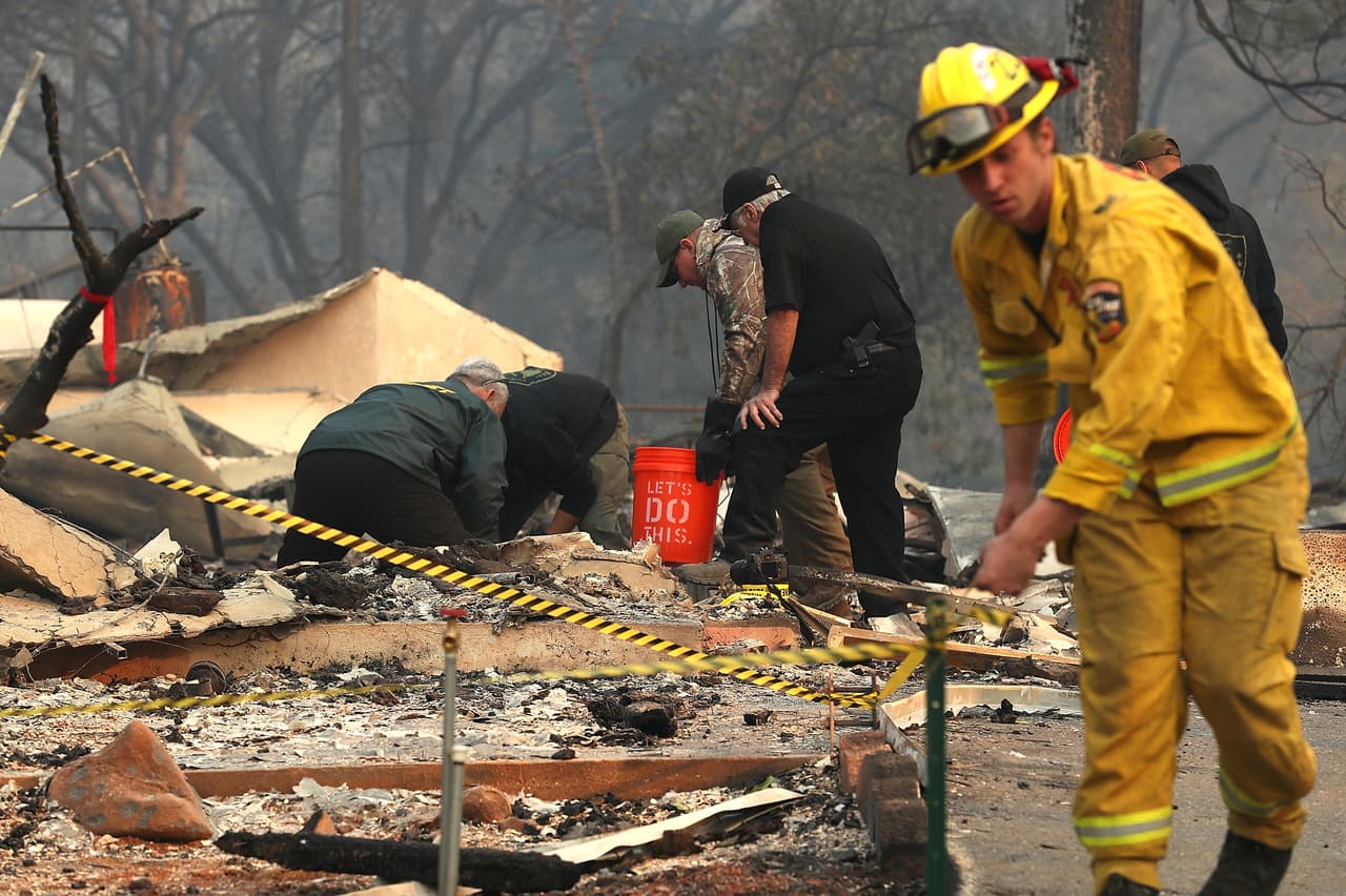 Dos grandes incendios en California dejan ya 25 muertos y más de 300,000 evacuados