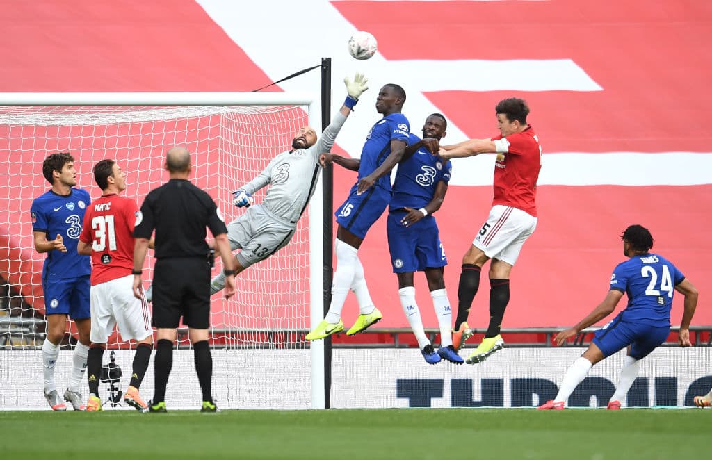 Manchester United 1-3 Chelsea | Oliver Giroud (45+11’) adelantaba a los de Lampard. Mount (46’) hizo el segundo y Maguire (74’) sepultó a los de Manchester con un autogol. El descuento llegó de los botines de Bruno Fernandes quien cobró una pena máxima. Chelsea se enfrentará al Arsenal en la final de la FA Cup, una de las competiciones más añejas del futbol mundial.