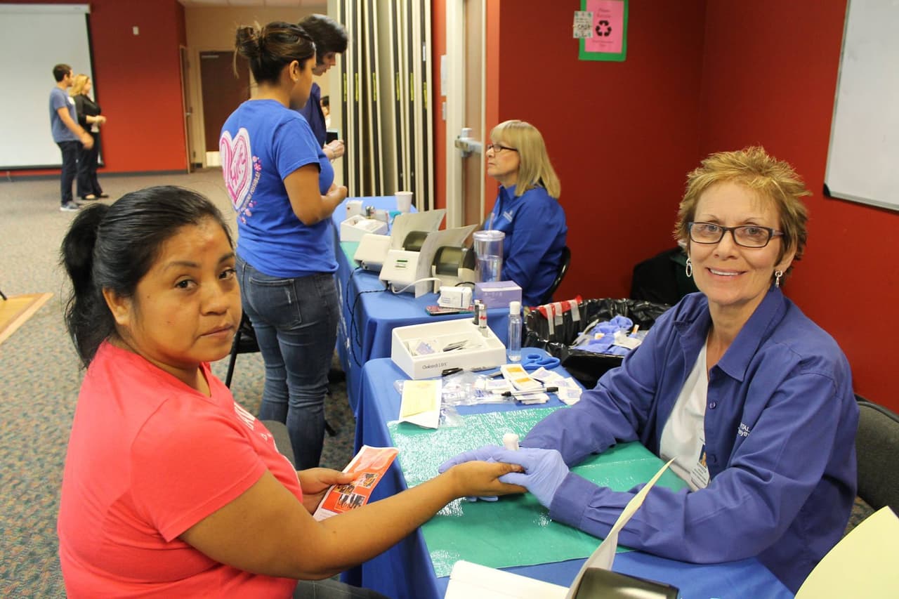 Entre los servicios que estarán disponibles en la feria destacan revisiones y exámenes de: presión arterial, glucosa, colesterol, exámenes de nutrición, exámenes de ejercicio, esteoporosis, pruebas de VIH, examen visual para adultos y niños, examen clínico para detección de cáncer de mama (las mujeres que se inscriban para este examen necesitan estar pre-registradas. Solo hay 50 cupos), vacunas COVID 19 (incluyendo refuerzos) para adultos y niños.