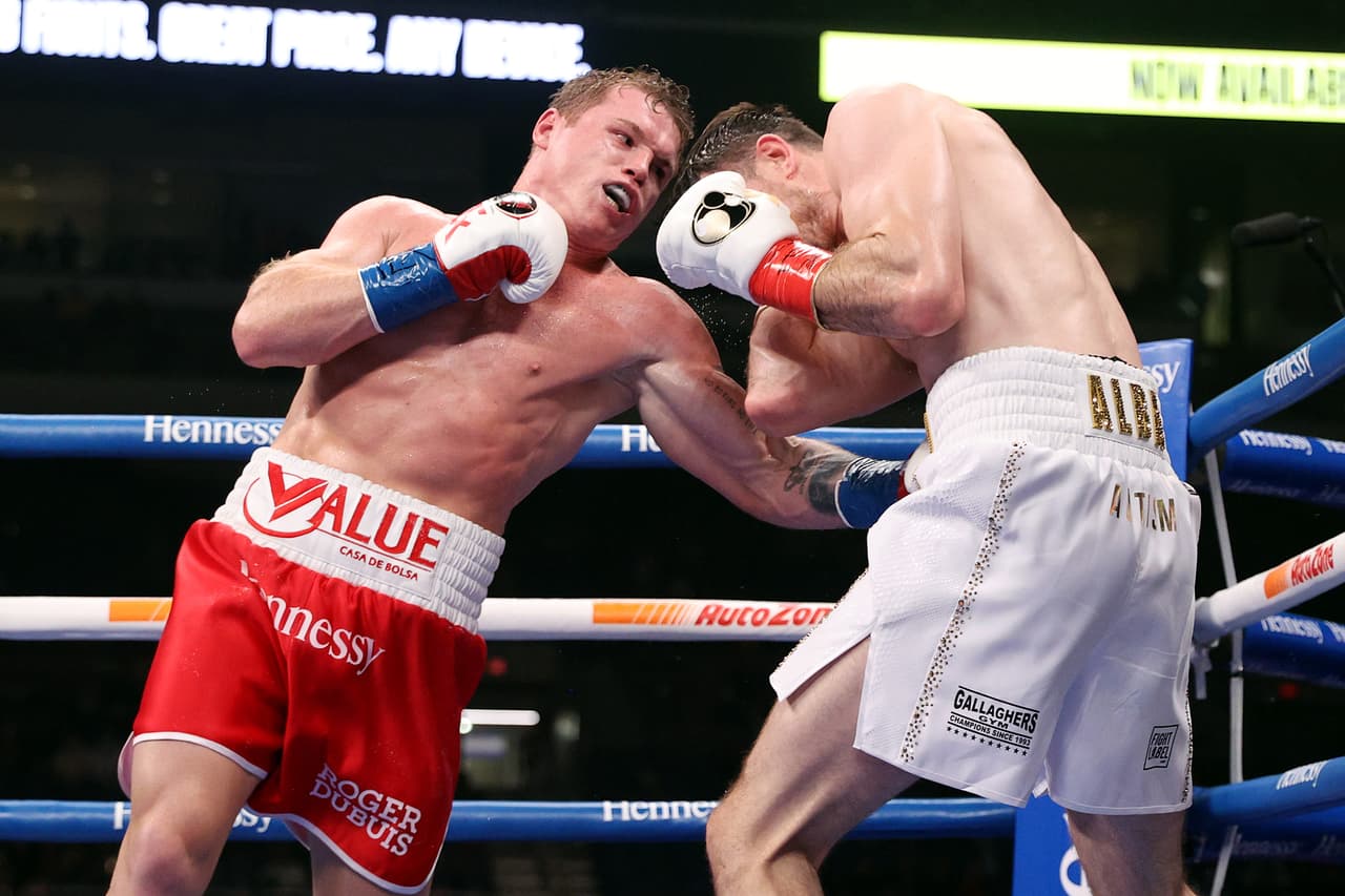 Canelo Alvarez vence a Callum Smith