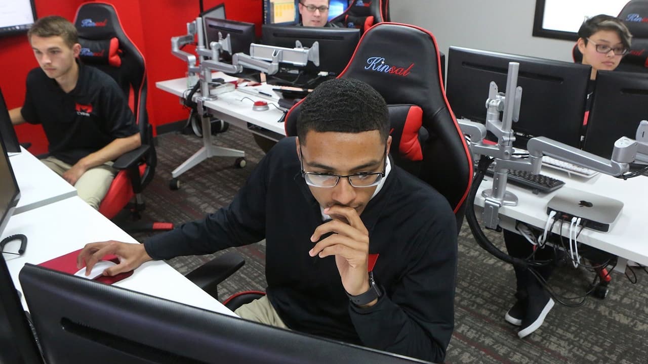 Datos de 
<a href="https://www.pewresearch.org/fact-tank/2017/08/24/5-facts-about-student-loans/" target="_blank">Pew Research</a> indican que 4 de cada 10 adultos en Estados Unidos, menores de 30 años, tienen deuda por sus estudios. El 22.6% de los latinos de entre 25 y 64 años cuentan con estudios, según información de 
<a href="https://hechingerreport.org/behind-the-latino-college-degree-gap/" target="_blank">Hechinger Report</a>. 
<b>Sin embargo, no significa que todos los latinos tengan deuda.</b>