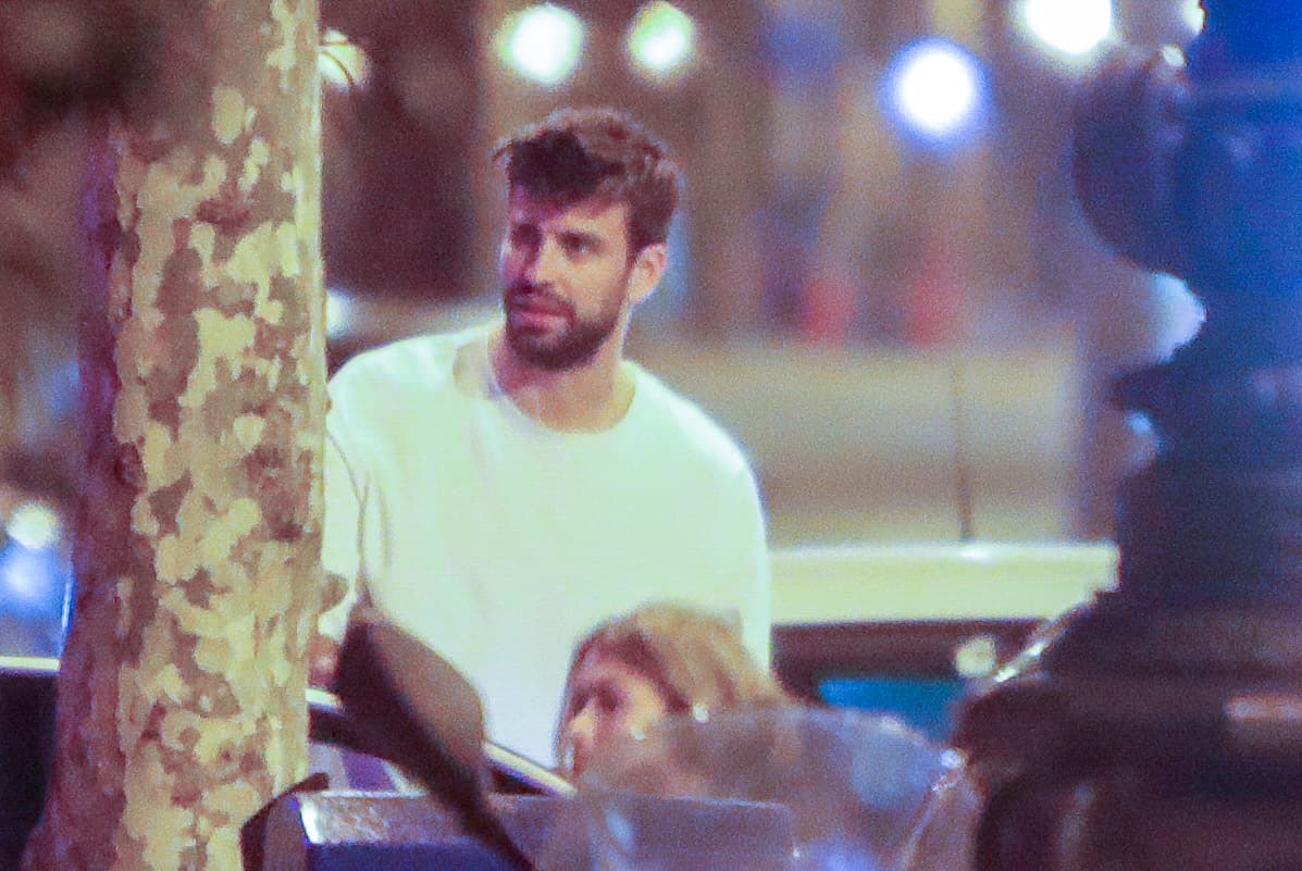 Él lució un atuendo informal para su cita, optando por una camiseta blanca lisa que combinó con unos jeans oscuros y zapatos deportivos.
<br>