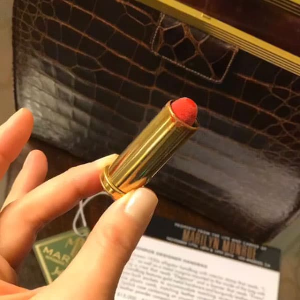 "Contiene un peine personal y un lipstick de esos emblemáticos labios rojos más una polvera para matizar ese atemporal rostro. Ser fan es un privilegio que solo unos cuantos conocemos. ;-) #amoserfan #forever #marilynmonroe".