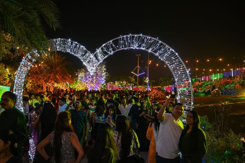 Personas celebran el fin de año en el paseo marítimo de Mumbai, India.