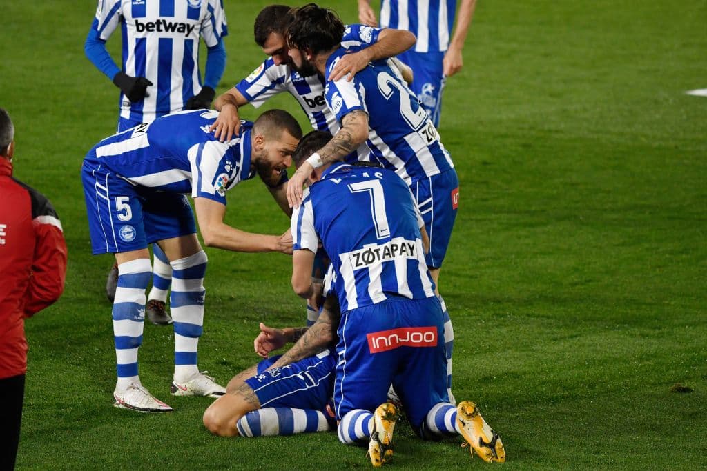 Los de Zidane fueron superados 1-2 en su décimo encuentro de la competición española. Lucas Pérez (5’) abrió el marcador para los visitantes y Joselu (49’) creció la diferencia. Casmiro (86’) descontó, pero no fue suficiente para evitar la derrota.