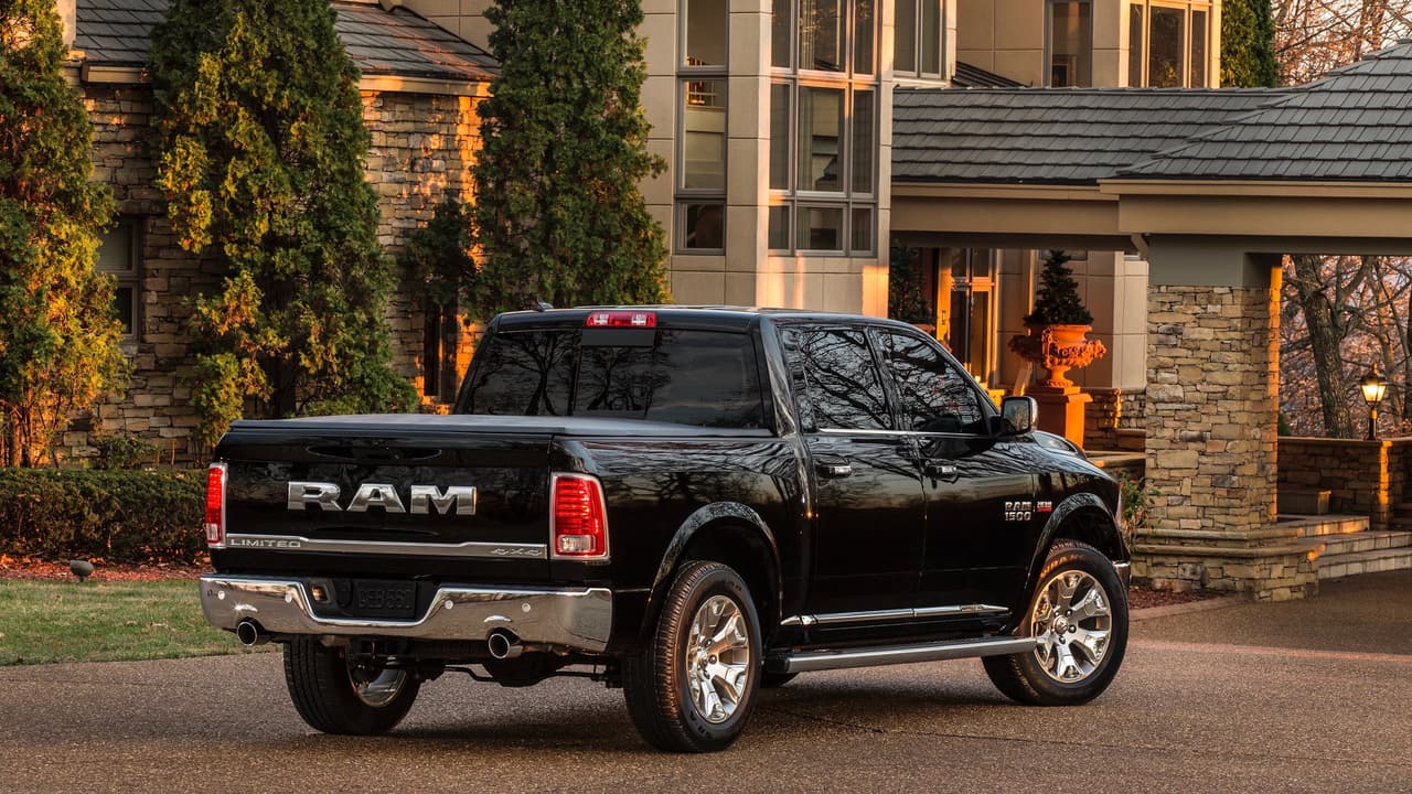 Llaman a revisión a 1.1  millones de camionetas pickup de la marca Ram por defecto en el portón de carga