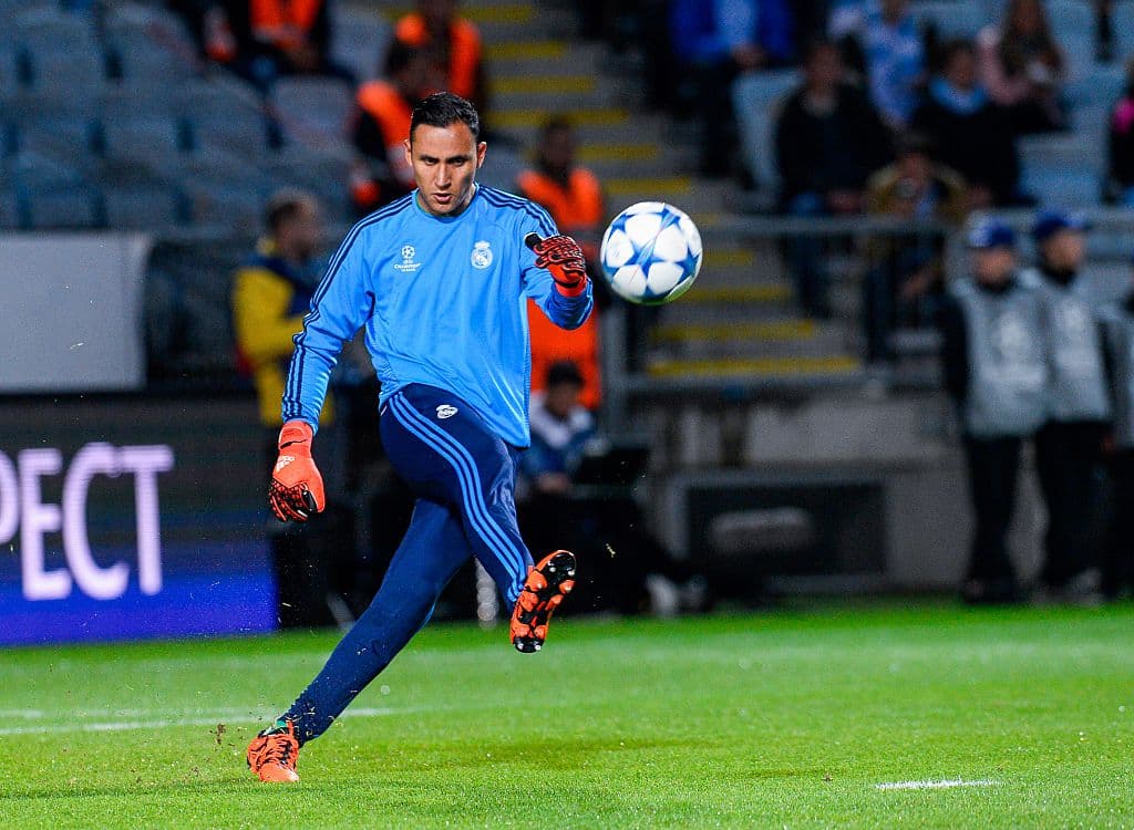 Navas debutó en primera división con el Saprissa en 2005.