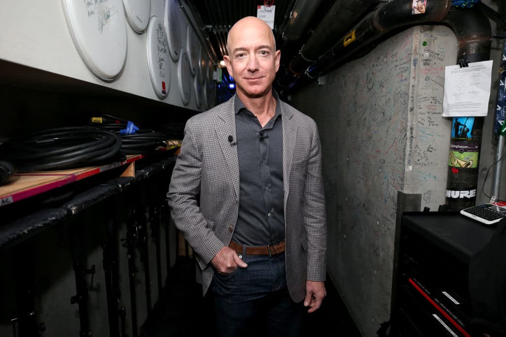 <b>Jeff Bezos</b>
<br>Una celebridad que también tuvo la oportunidad de salir en una película fue el dueño de Amazon.