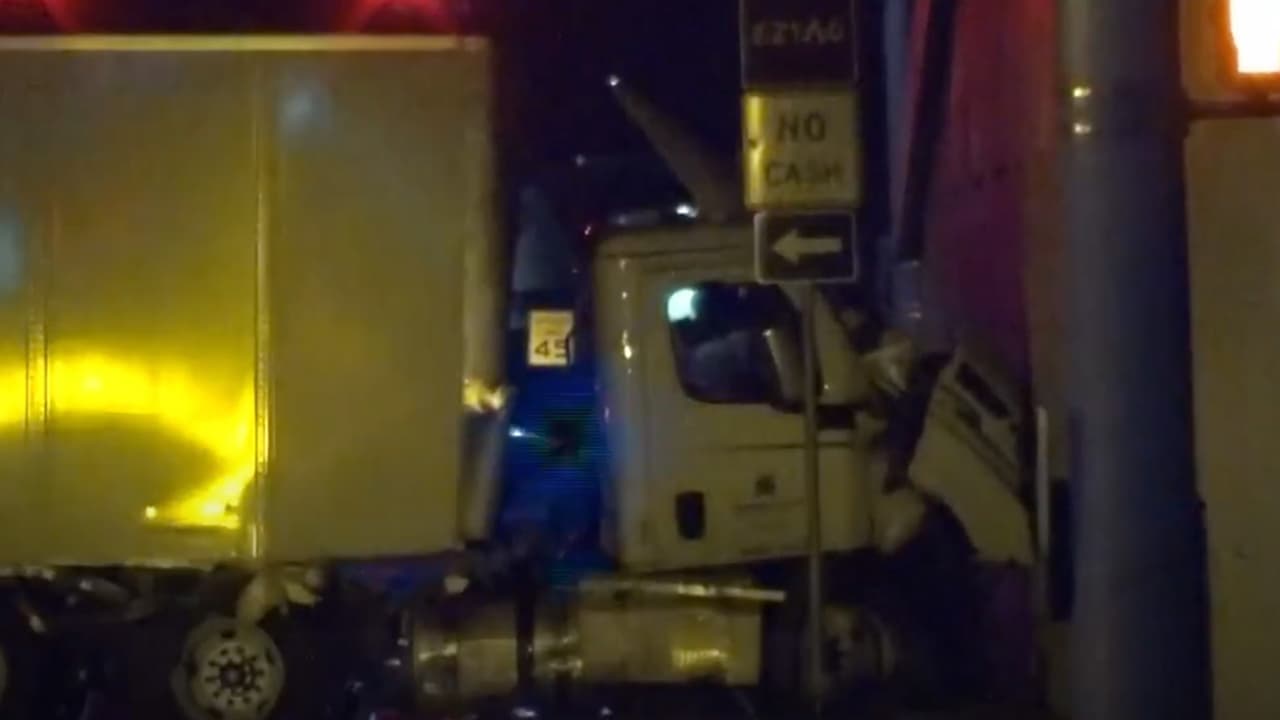 Identifican al conductor que murió al salir expulsado de su camión de 18 ruedas tras perder el control en Houston