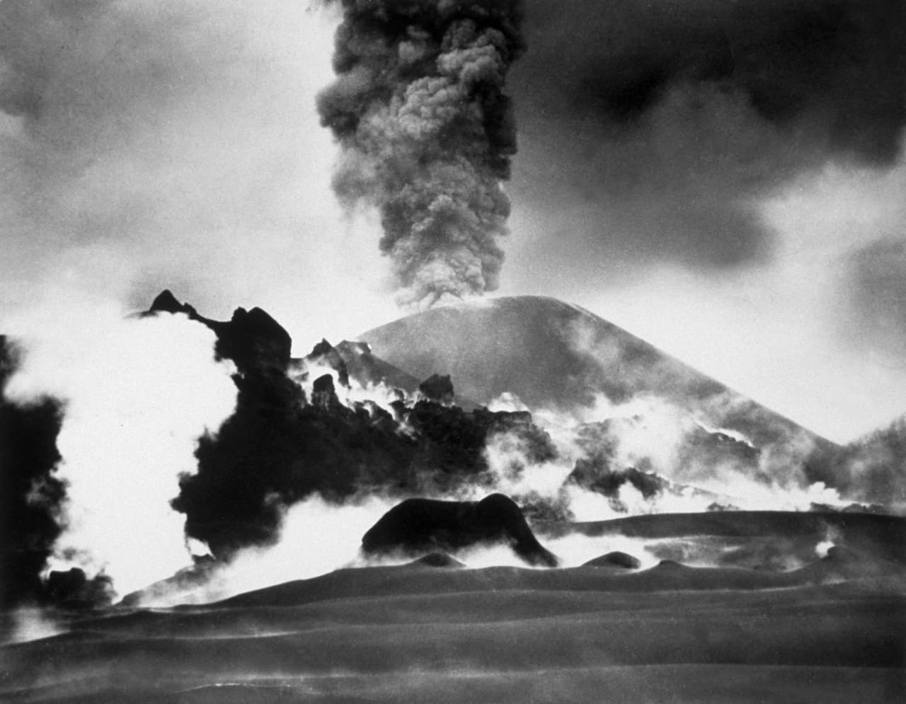 <b>1943</b>. Lava y gases alrededor del nuevo cono volcánico. Expertos aseguran que ver el nacimiento de un volcán no es común.