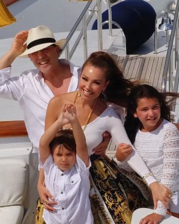 Junto a esta imagen en compañía de la familia Mottola Sodi, el esposo de Thalía escribió: "¡Feliz cumpleaños, Thalía! ¡El mejor día y el mejor cumpleaños en el puerto de Nueva York! [...]".