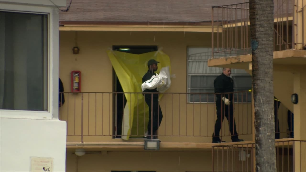 Cuando los detectives llegaron, encontraron a la niña sin vida y con heridas de un cuchillo en el cuello y en el pecho.