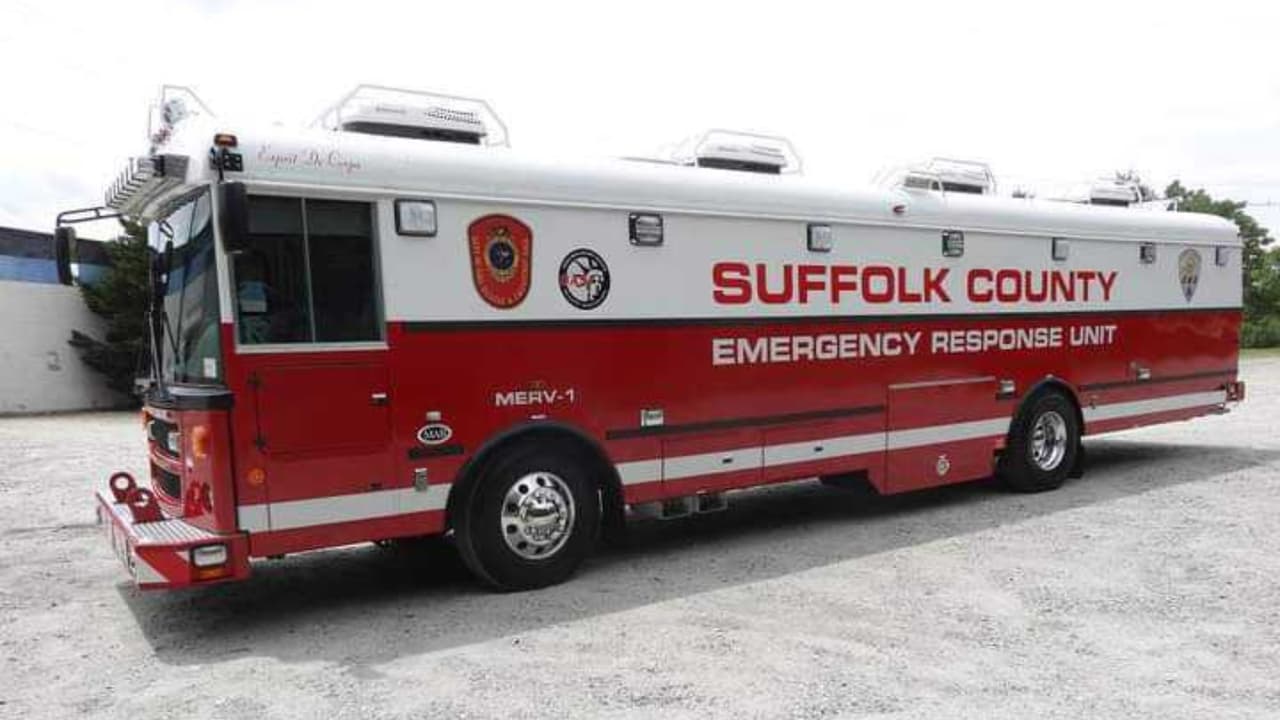 Mueren dos hermanos en incendio que arrasa una casa de Long Island