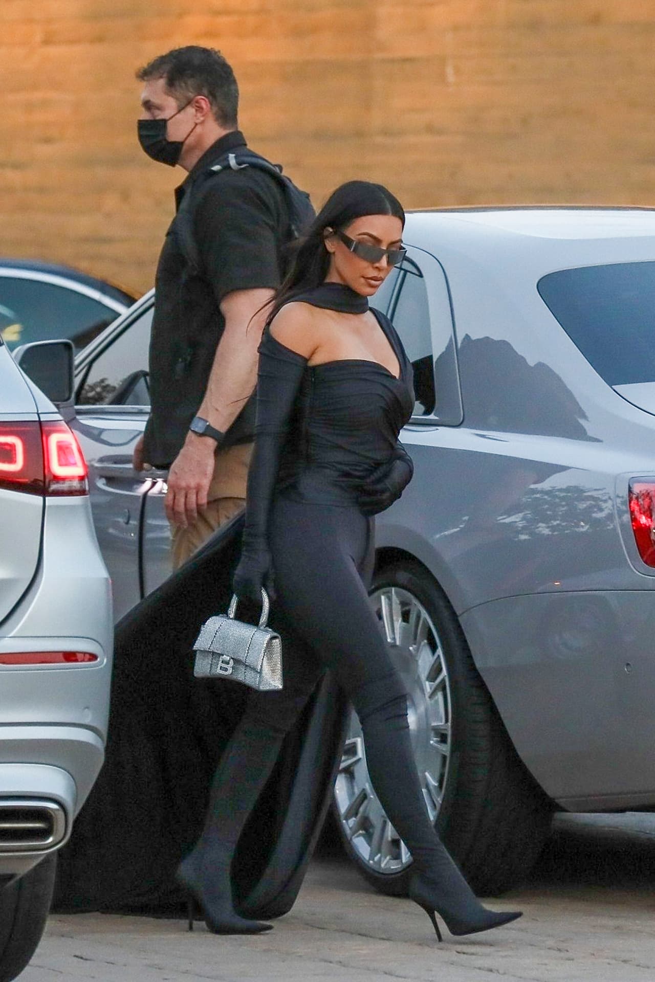 Aunque 
<b><a href="https://www.univision.com/famosos/kim-kardashian-demanda-divorcio-kanye-west-tmz" target="_blank">solicitó el divorcio del rapero</a></b> en febrero pasado, tras siete años de matrimonio, Kardashian podría estar "abierta" a reavivar su historia con él.
<br>