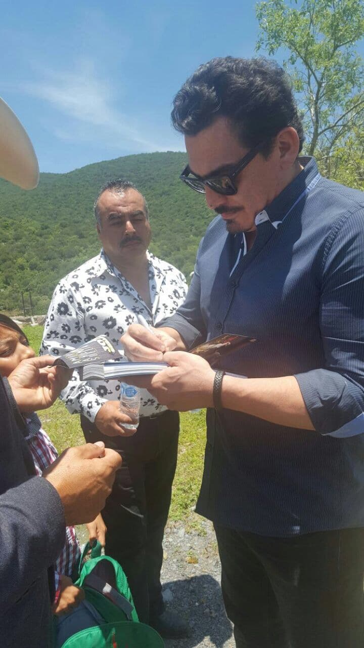 José Manuel Figueroa llegó a la misa en honor a su padre y aunque se mostró en todo momento muy serio y distante, sí tuvo tiempo de firmar autógrafos a la gente.