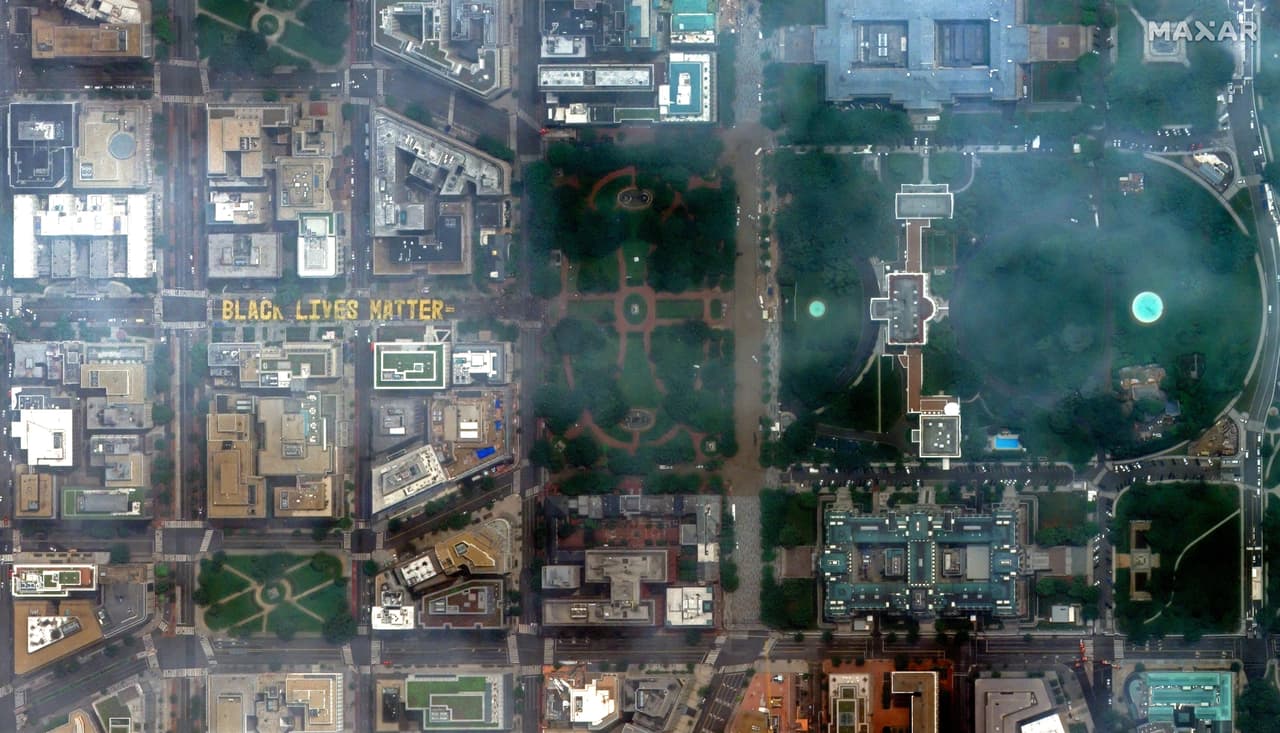 <b>Un nuevo espacio para retar al poder.</b> Esta toma satelital muestra la Casa Blanca y sus alrededores en Washington DC. A la izquierda
<a href="https://www.univision.com/noticias/sucesos/el-nuevo-nombre-de-esta-calle-frente-a-la-casa-blanca-honra-la-lucha-contra-la-discriminacion-black-lives-matter-fotos-fotos"><u>la calle recién bautizada con el nombre del movimiento por la lucha racial: ‘Black Lives Matter</u></a>’.