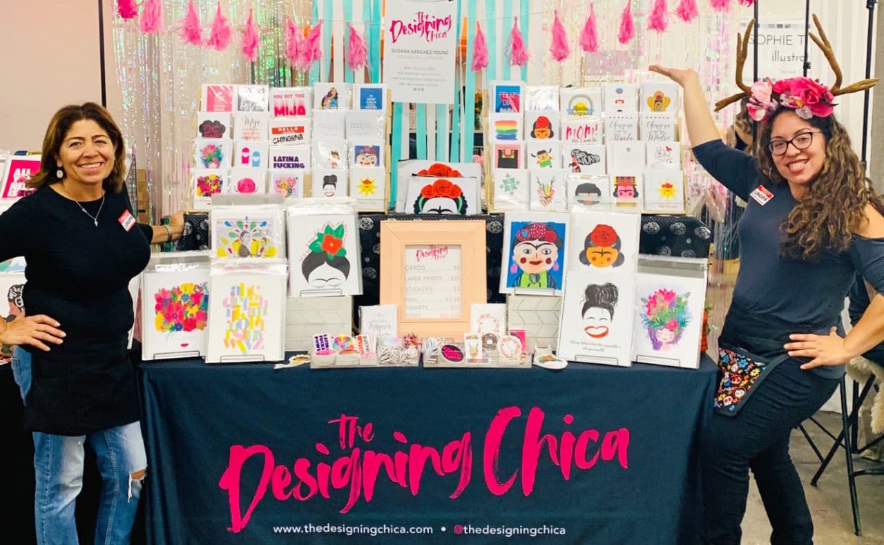 Susana con su mamá, Silvia Duarte, posando frente a su puesto The Designing Chica.