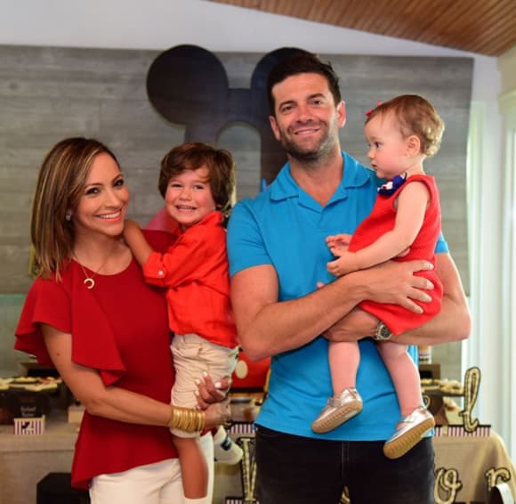 Satcha Pretto y su esposo Aaron Butler posaron muy alegres para las fotos con sus hijos Bruce y Alana.