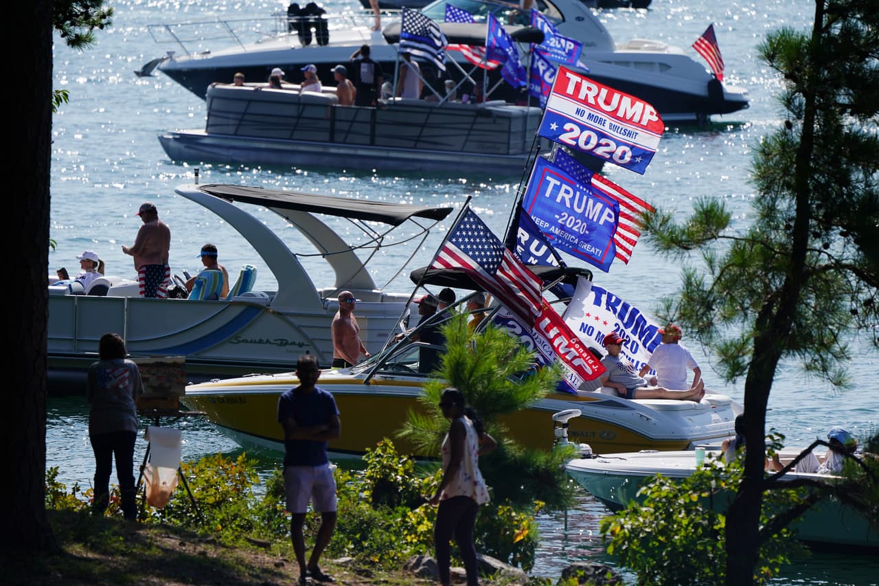Muchos agitaron carteles de Trump o posaron con recortes de cartón del presidente mientras recorrían el lago desde aproximadamente las 11 a.m. hasta las 2 p.m.