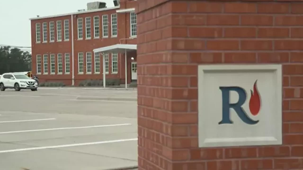 Arrestan a profesor de Richardson acusado de tener una relación inapropiada con una menor