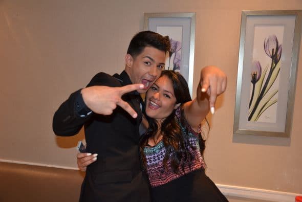 También disfrutó de la diversión con las bellas chicas que se le acercaron.