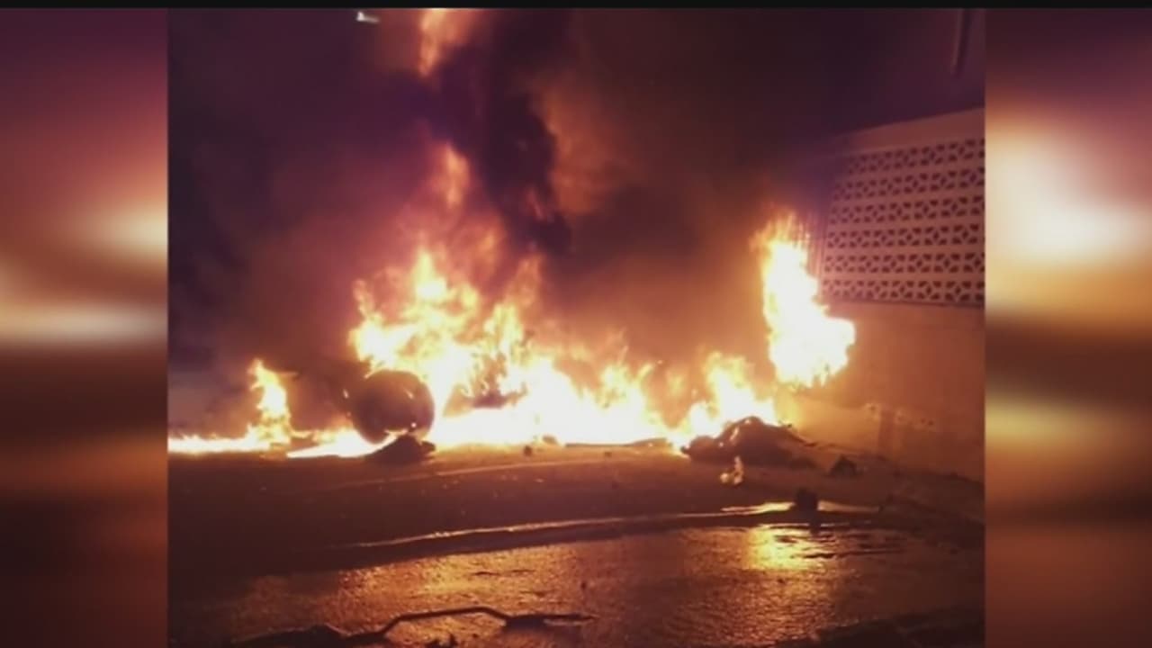 Auto estalla en llamas en aparatoso accidente que dejó dos muertos en Los Ángeles