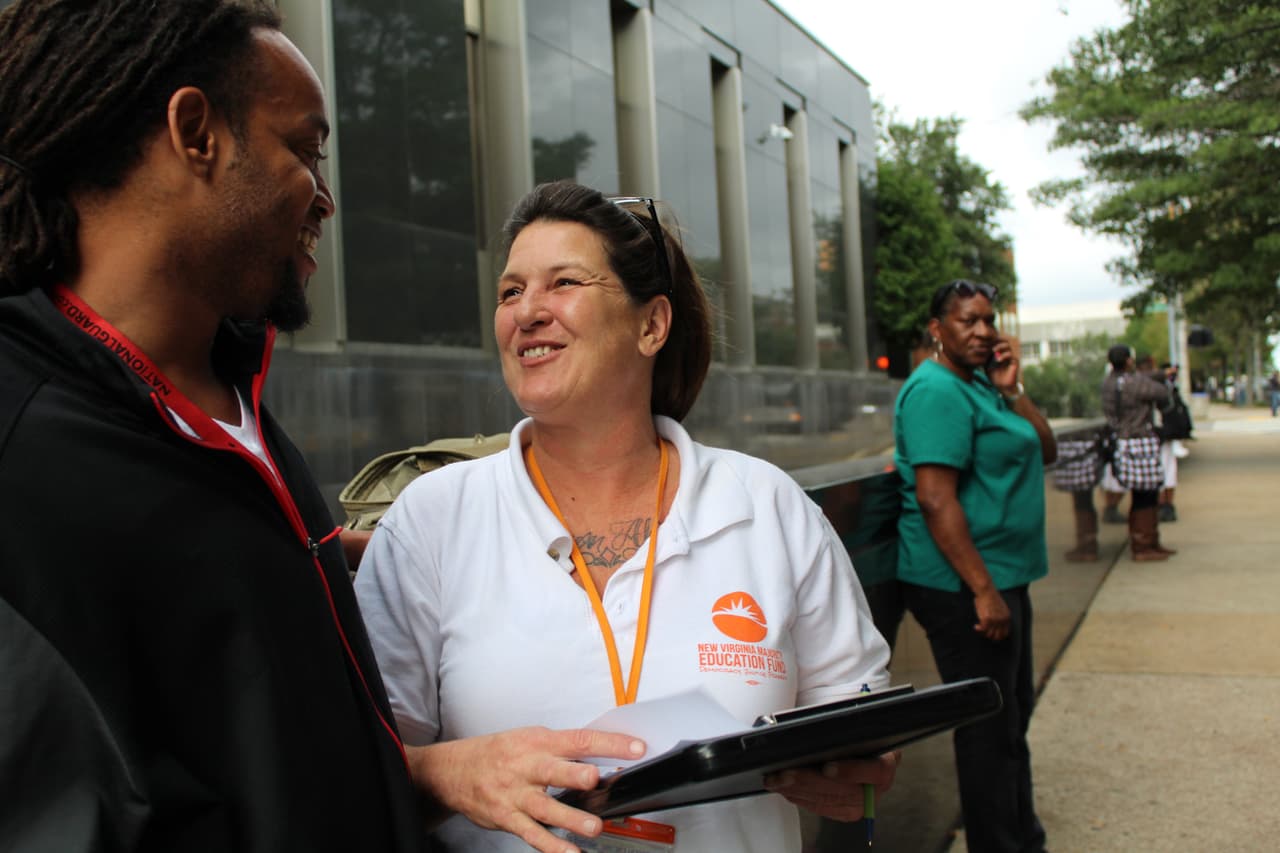 Tammie Hagen ayuda a "Alex" a llenar su a petición para que le sean restaurados civiles, incluyendo el del voto.