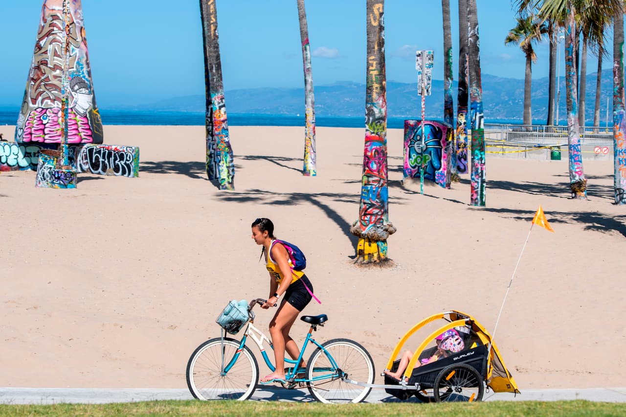 Sin embargo, imágenes captadas en diversos lugares de la ciudad dan muestra de que cientos de personas no están cumpliendo con la orden de cubrirse la nariz y boca con una mascarilla.