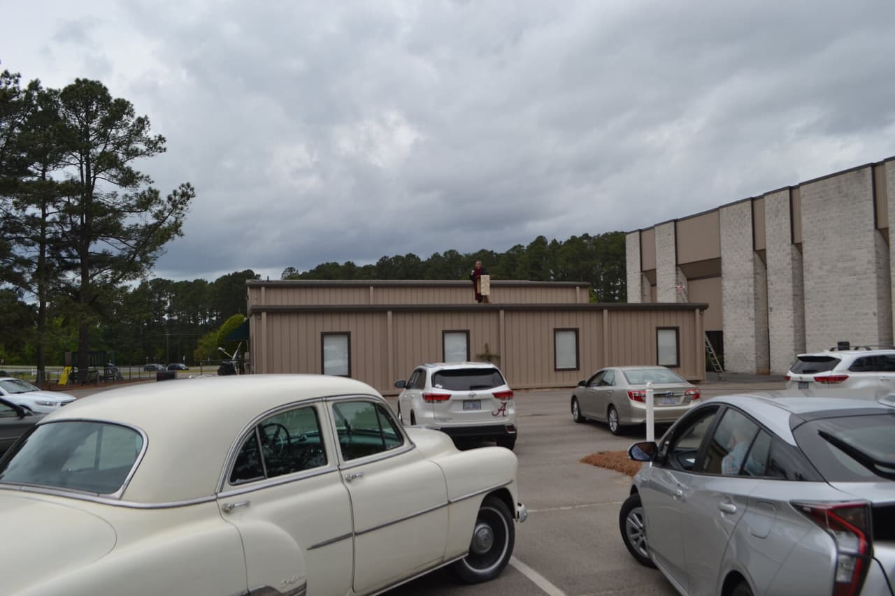 “El gobernador Roy Cooper permite que las iglesias hagan sus servicios en áreas al aire libre. Cuando las nuevas políticas fueron anunciadas, nosotros invitamos a las personas a reunirse apropiadamente en el estacionamiento de la iglesia", comentó el pastor de Sandhills Assembly Church, Mark Muirhead, en Southern Pines, Carolina del Norte.