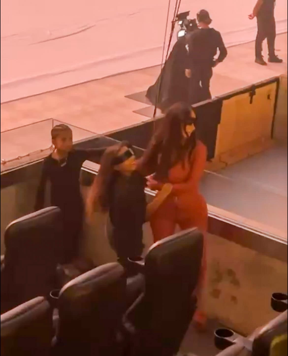 Solo que en esta ocasión, el 
<b><a href="https://www.univision.com/entretenimiento/los-looks-de-kim-kardashian-que-han-causado-sensacion-y-polemica-fotos" target="_blank">extravagante atuendo de Kim Kardashian</a></b> fue el que se llevó parte de los reflectores. 
<br>