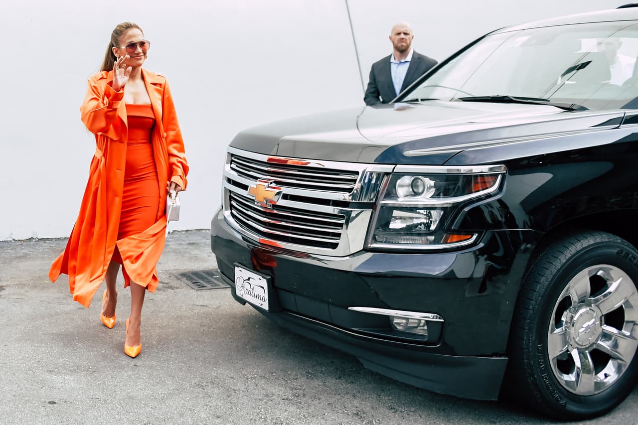 Minutos después llegó la ‘Diva del Bronx’, quien descendió de esta camioneta vestida en color naranja de pies a cabeza.
<br>