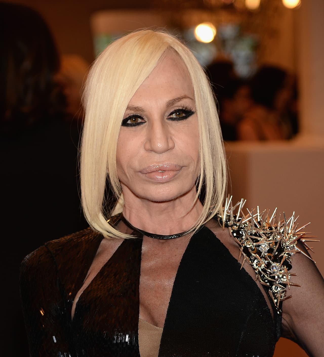 Donatella Versace tiene tantas cirugías en su cara, que su boquita podría ser lo de menos. Sin embargo, las cirugías que se hizo en ella no fueron las mejores.