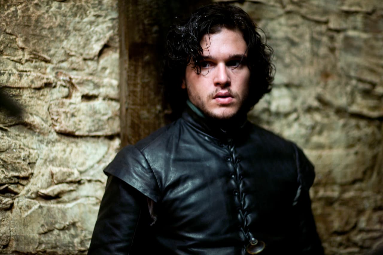 <b>Kit Harington</b>
<br>Tras iniciar su carrera actoral en teatro, el actor tuvo su debut en televisión con el rol de Jon Snow. 
<br>
