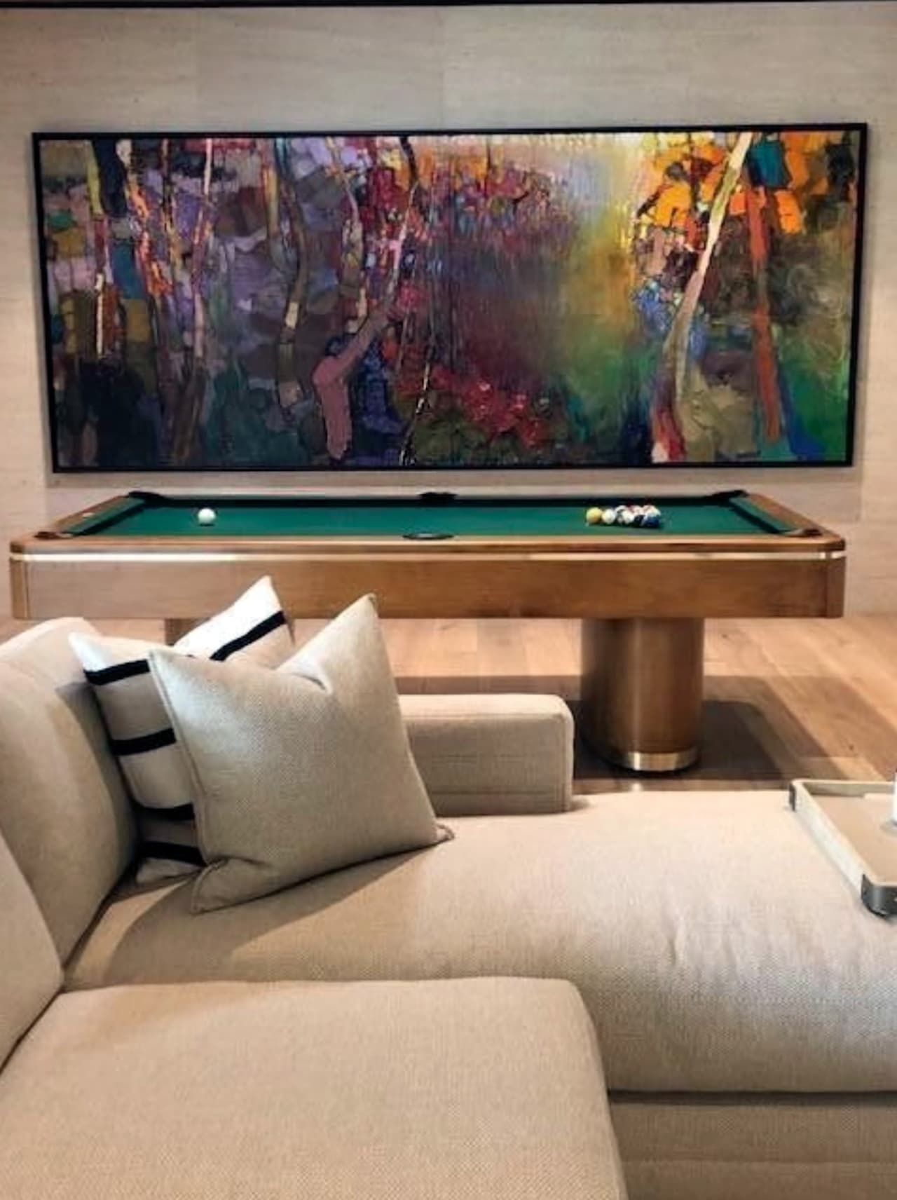 Hay una sala de juegos con una mesa de billar.