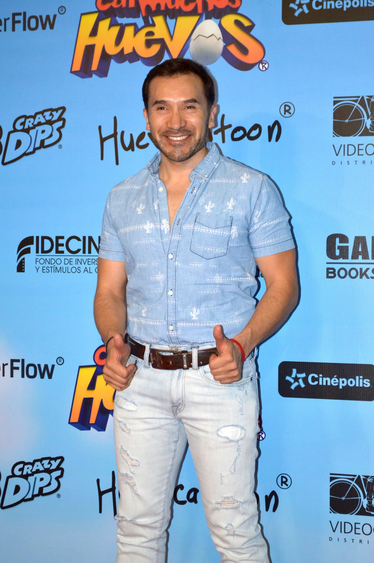 También se dedica a dar shows y a cantar.