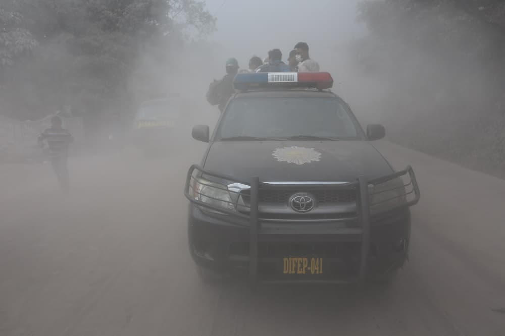 Autoridades de Guatemala en la zona afectada por el volcán de Fuego, donde aún buscan a cientos de desararecidos