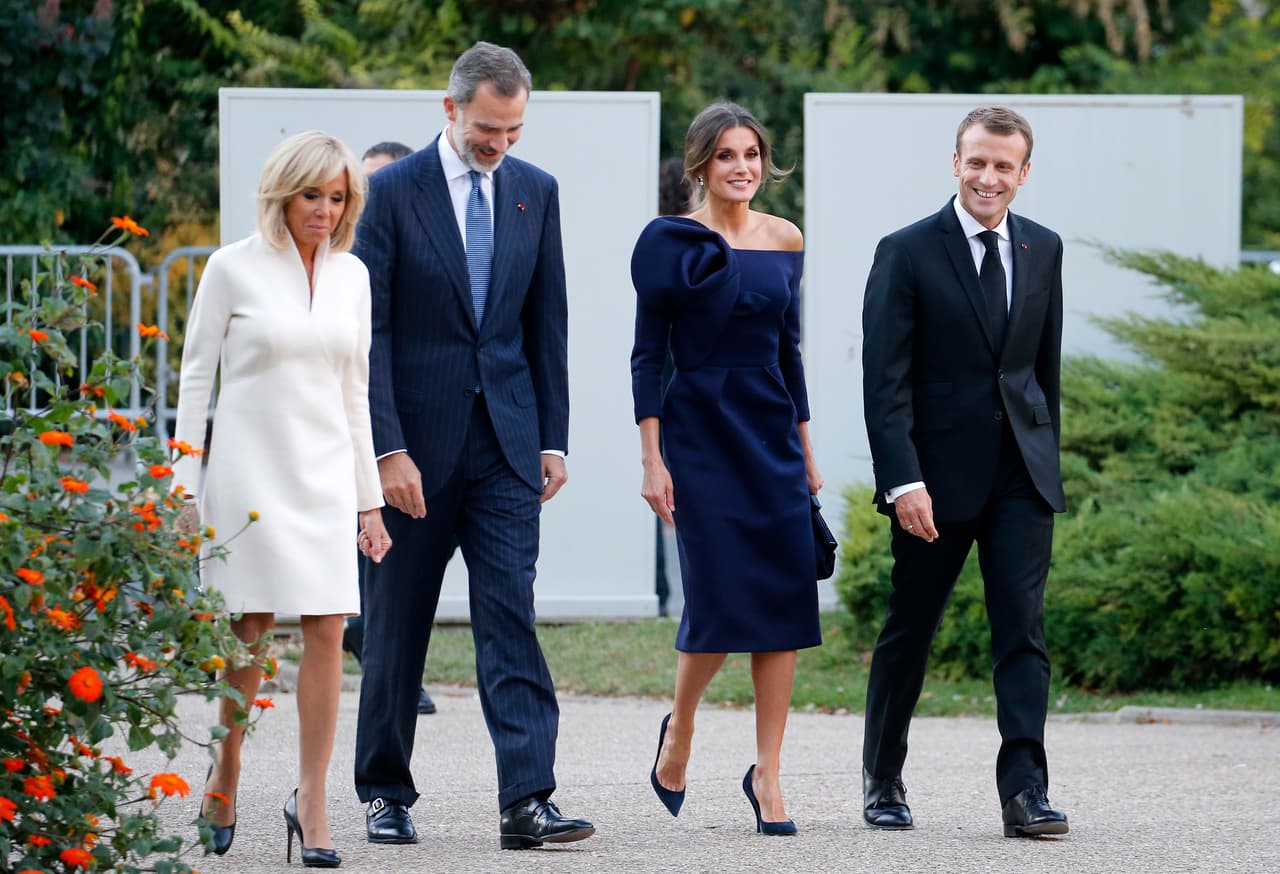 Ahora que pudieron encontrarse, Letizia optó por reciclar un vestido oscuro con un diseño sobrio, que a pesar de su sencillez, logró opacar por completo el estilo de la primera dama francesa.