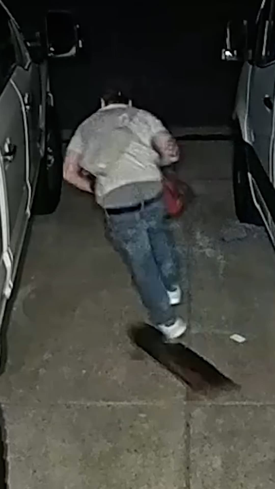 Robó herramientas de una camioneta y cayó de su patineta: Video ayuda a identificar al sospechoso
