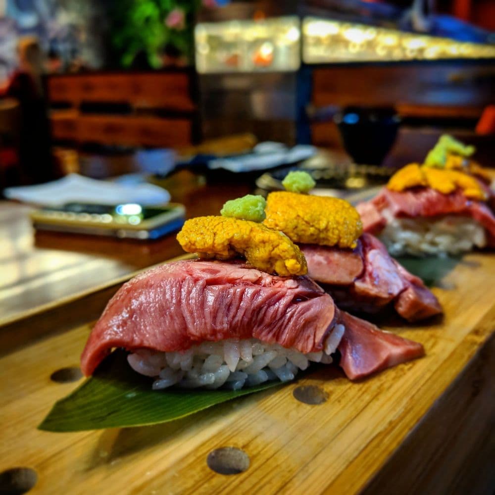 <b>Chubby Cattle</b>
<br>Dirección: 146 N 10th St Philadelphia, PA 19107
<br>Teléfono: (866) 622-8853
<br>Sitio web: 
<a href="https://www.chubbycattle.com/chubby-cattle-philadelphia/">https://www.chubbycattle.com/chubby-cattle-philadelphia/</a> 
<br>
<b><a href="https://www.yelp.com/map/chubby-cattle-philadelphia-5">Cómo llegar</a></b>
<br>
<br>Se promocionan así: “Chubby Cattle es el primer restaurante del mundo que combina un estofado refrigerado basado en una cinta transportadora con el mejor estofado tradicional de Asia. El objetivo de esta innovación es brindar a nuestros clientes la forma más saludable de disfrutar de nuestros platos frescos. Para garantizar platos de la más alta calidad, ofrecemos carne Wagyu A5, fideos hechos a mano y verduras frescas para agregar a su olla caliente”.